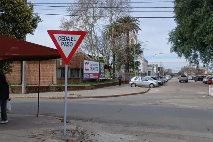 Señalización de ceda el paso en intersección de Curie y Urquiza durante obras