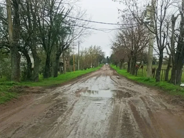Calle Primer Cabildo con barro y pozos de agua