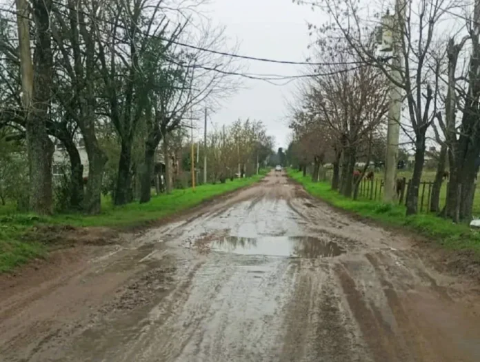 Calle Primer Cabildo con barro y pozos de agua