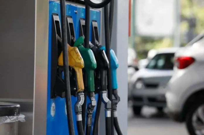 Estación de servicio con surtidores de combustible