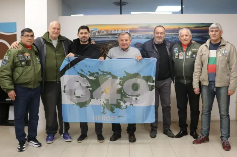 Veteranos de Malvinas entregan bandera a autoridades del Túnel Subfluvial