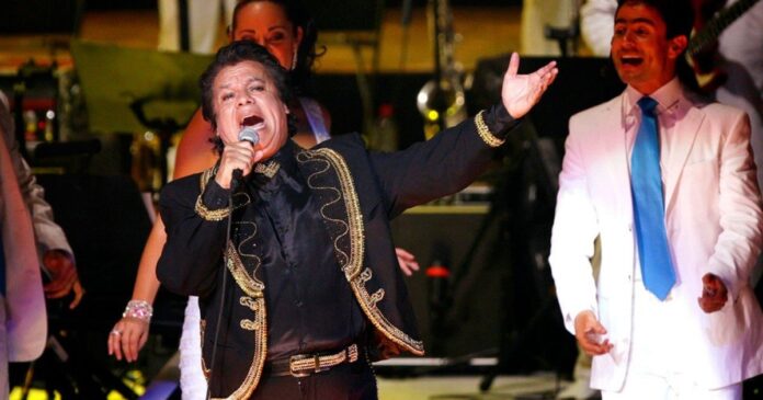 Juan Gabriel cantando en un escenario