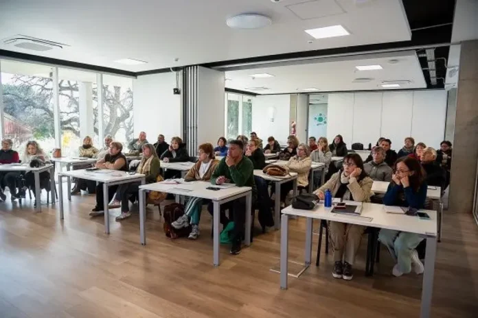 abren-nueva-convocatoria-programa-inclusion-digital-personas-mayores-entre-rios Personas mayores recibiendo diplomas en capacitación digital en Paraná