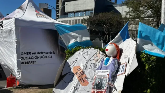 agmer-escuela-itinerante-previa-paritaria Docentes de Agmer en una escuela itinerante en Entre Ríos