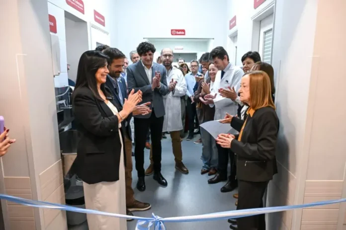 Autoridades provinciales y del sanatorio durante la inauguración de la Unidad Coronaria