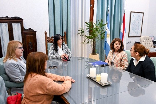 aluani-recibio-representantes-cucaiers-trasplantados Reunión entre la vicegobernadora Aluani y representantes del CUCAIER en el despacho de la Vicegobernación