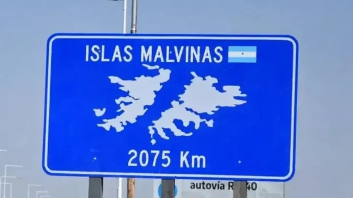 anuncios-milei-malvinas-reacciones-entre-rios Bandera argentina con las Islas Malvinas de fondo