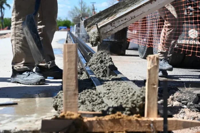 Trabajos de hormigonado en las plazoletas de Avenida Cándido Irazusta