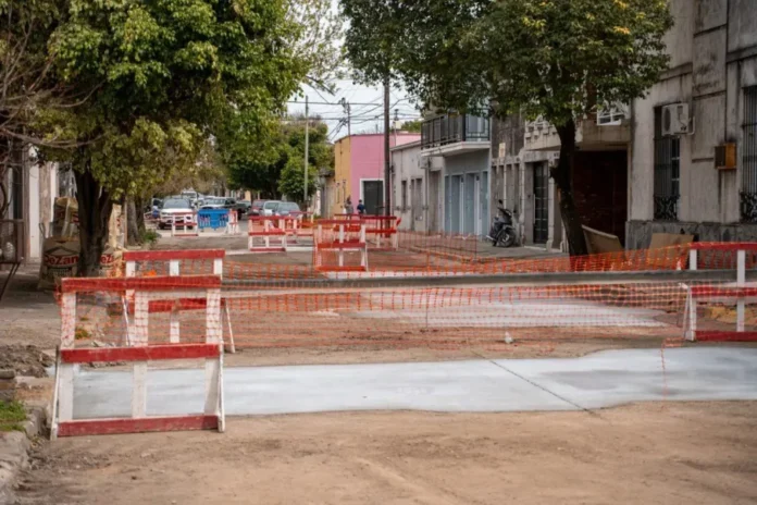 Obreros trabajando en la reparación de losas de la calle Andrade, entre Rucci y Aguado