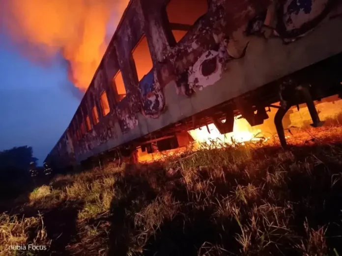 Vagones ferroviarios incendiados en la zona del Ferrocarril de Paraná