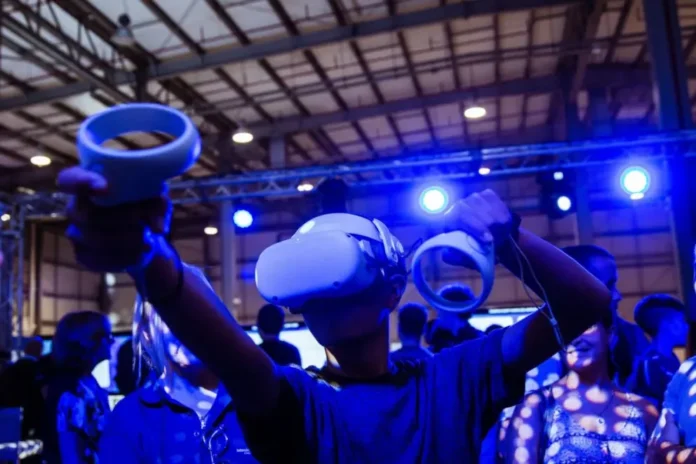 Asistentes interactúan con robot humanoide en Campus Party Paraná