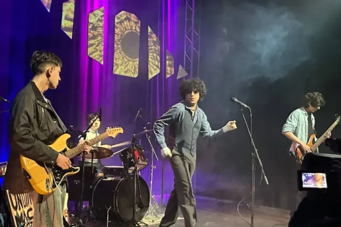 Banda Un Día Más durante la grabación de su sesión en vivo en Casa Estudio