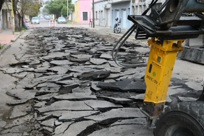 Obreros municipales trabajando en la demolición del pavimento de calle Andrade entre Rucci y Aguado, en Gualeguaychú.