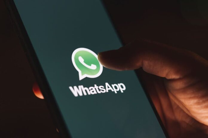 Persona usando WhatsApp en un teléfono móvil