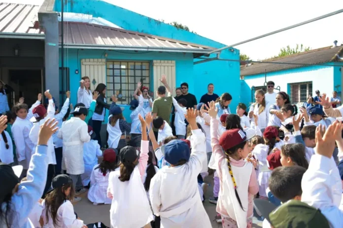 Niños participando de actividades recreativas y controles de salud en la jornada de CrecER en Victoria