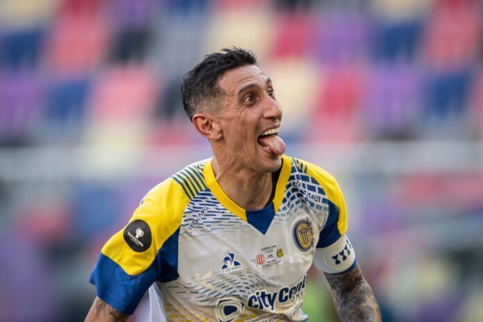 Ángel Di María celebrando con el trofeo de la Supercopa Internacional