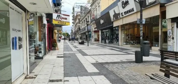 Cartel de comercio cerrado por el Día del Empleado de Comercio en Paraná