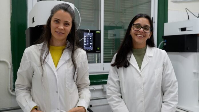 Ingenieras químicas trabajando en laboratorio de microencapsulación para obtener miel en polvo