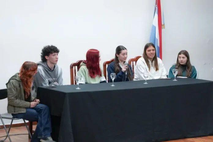 encuentro-intercolegial-prevencion-suicidio-parana Estudiantes y autoridades en el taller de prevención del suicidio en el Consejo General de Educación de Entre Ríos
