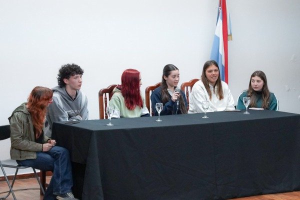 encuentro-prevencion-suicidio-estudiantes-parana-cge-2 Estudiantes y autoridades durante el encuentro Hablemos de Prevención del Suicidio en el salón auditorio del CGE