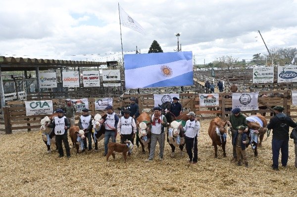entidades-ruralistas-apoyaron-cambio-sistema-caminos-produccion Autoridades y dirigentes rurales durante la inauguración de la 133ª Exposición de Ganadería, Industria y Comercio de Gualeguaychú