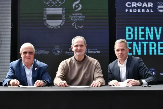 entre-rios-adhirio-al-crear-federal-para-el-desarrollo-deportivo Autoridades provinciales y deportivas durante la firma del convenio de adhesión al CReAR Federal en Rosario