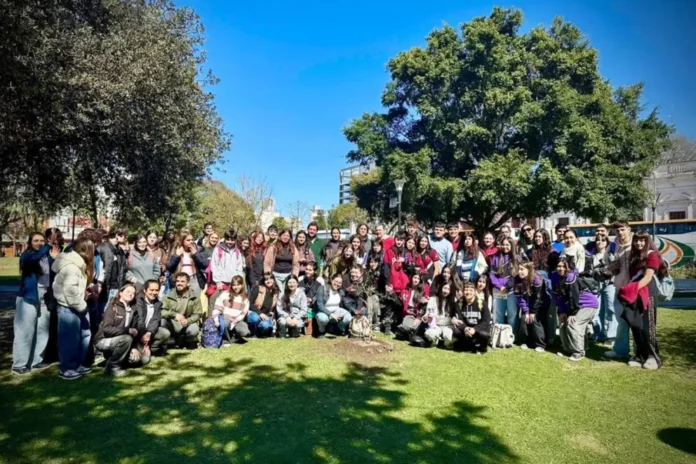 Siembra de guayabo colorado en Plaza Alvear durante la conmemoración del Día Provincial de las Áreas Naturales Protegidas