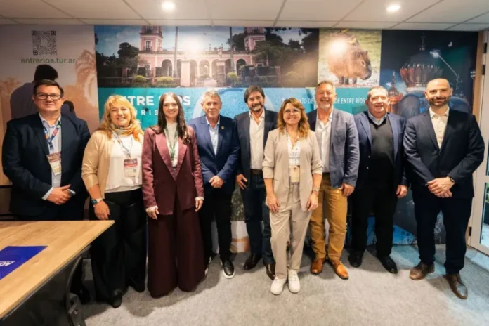 Autoridades de Emturer y AOCA durante la firma del convenio en la Feria Internacional de Turismo