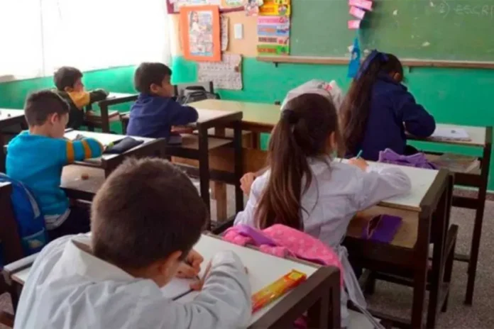 Estudiantes en un aula de escuela secundaria en Entre Ríos