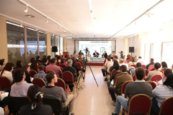 Funcionarios y especialistas durante la II Cumbre Internacional de Agricultura Sostenible en Posadas, Misiones