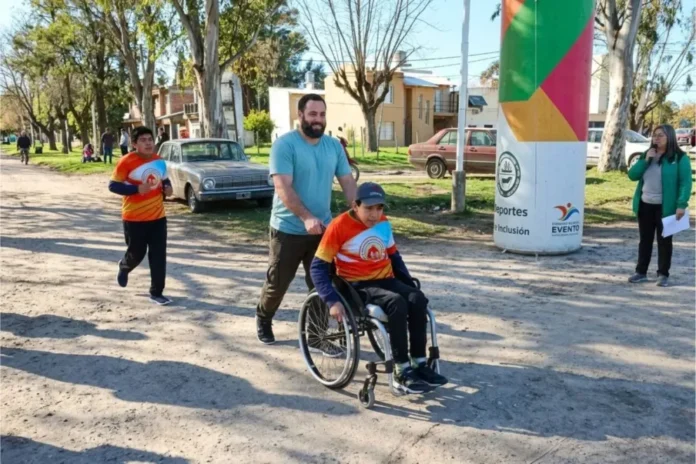 Participantes del Duatlón Interescuelas Integrales en el polideportivo municipal de La Paz