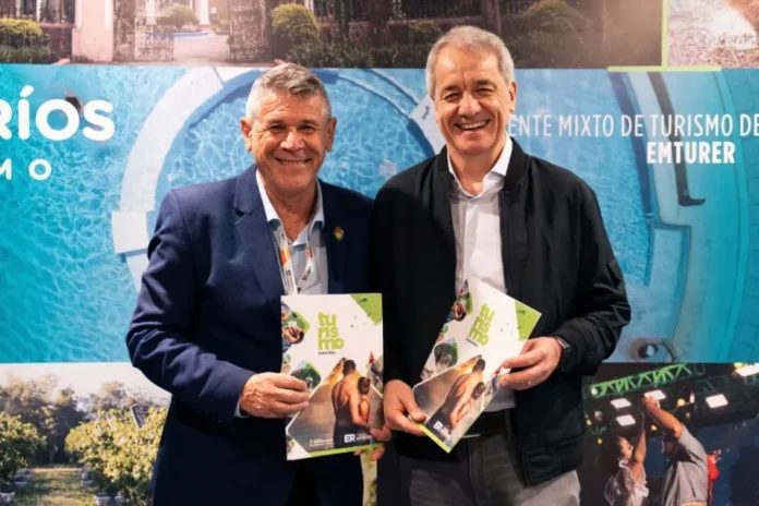 Autoridades de Entre Ríos y Flecha Bus durante la firma del convenio en la FIT 2026