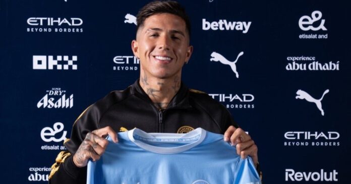 Enzo Fernández con la camiseta del Manchester City durante su presentación