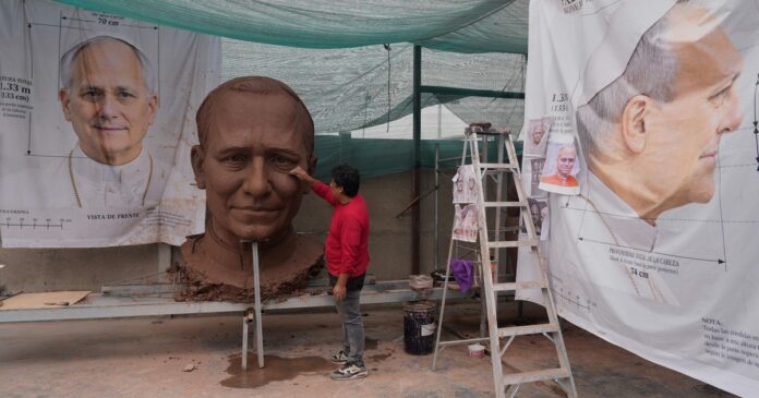Escultura gigante de la cabeza del papa León XIV en Perú