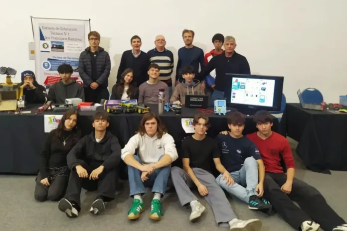 Estudiantes de la Escuela Técnica N° 1 presentan proyectos de robótica y telemetría