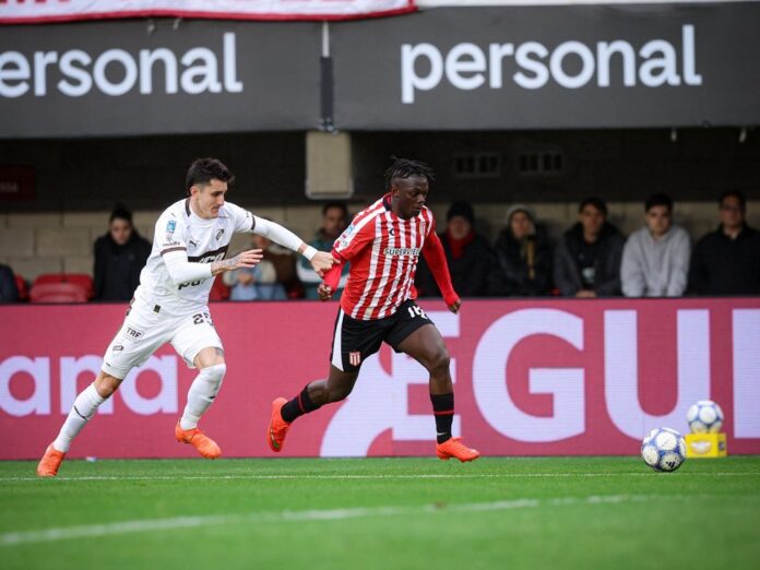 Jugadores de Estudiantes y Platense durante el partido correspondiente a la novena fecha del Torneo Clausura