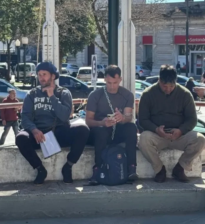 Trabajadores de Granja Tres Arroyos en protesta frente al Juzgado Laboral de Concepción del Uruguay