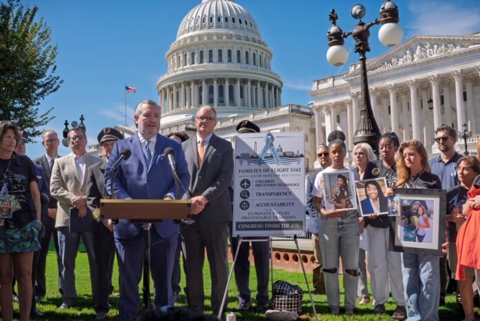 familiares-victimas-colision-aerea-washington-dc-piden-reformas-seguridad-1 Familiares de las víctimas de la colisión aérea en Washington D.C. reunidos frente al Capitolio para pedir reformas de seguridad