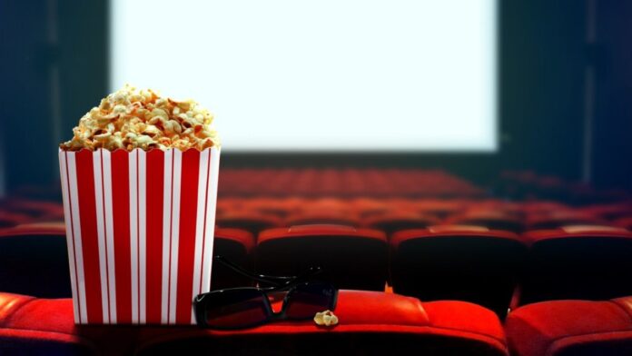 festival-de-cine-entradas-5000-cines-pais Sala de cine con butacas rojas y pantalla grande durante una función