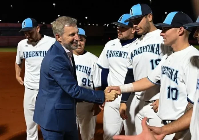 Gobernador Rogelio Frigerio junto a la Selección Argentina de sóftbol en el Estadio Mundialista Ing. Nafaldo Cargnel