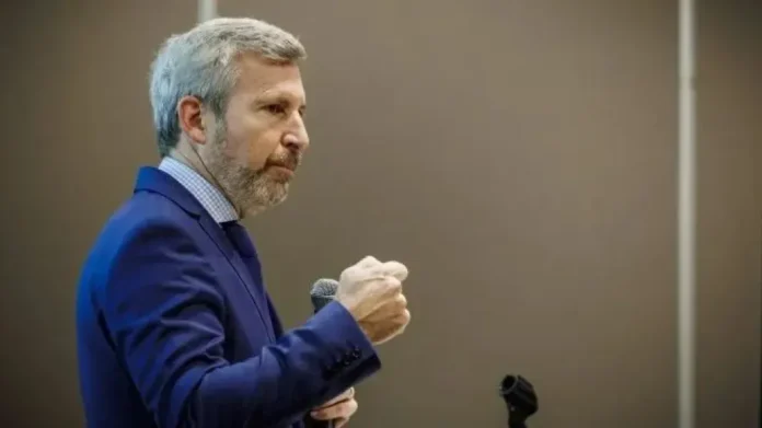 Gobernador Rogelio Frigerio durante la recorrida por las instalaciones del 107 en Concordia, acompañado por el intendente Francisco Azcué y funcionarios provinciales.