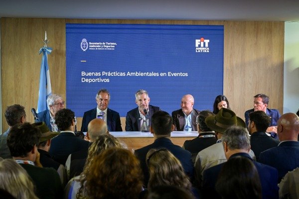 frigerio-recorrio-espacio-entre-rios-feria-internacional-turismo Rogelio Frigerio junto a Daniel Scioli y Jorge Satto en el espacio de Entre Ríos en la Feria Internacional de Turismo