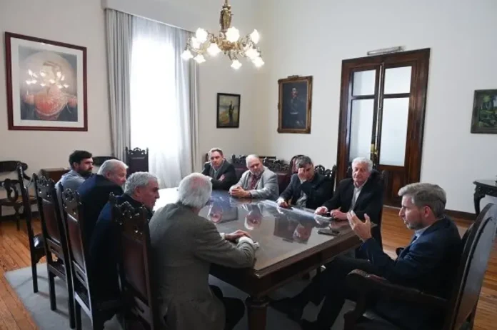 frigerio-representantes-cra-farer-caminos-rurales Reunión entre autoridades provinciales y representantes rurales en Casa de Gobierno