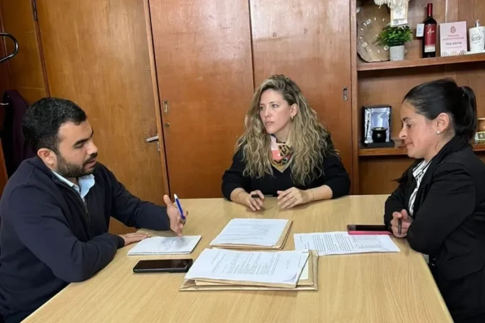 Reunión de autoridades municipales con funcionarios provinciales sobre cooperativas en Paraná