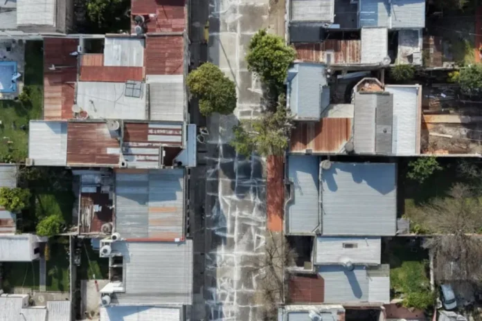 Operarios trabajando en la reparación de la calzada de la calle Andrade en Gualeguaychú