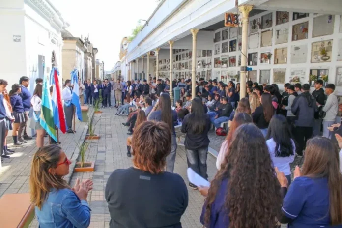 homenaje-pablo-gregorio-haedo-cementerio-norte-gualeguaychu Autoridades y comunidad educativa durante el homenaje a Pablo Gregorio Haedo en el Cementerio Norte de Gualeguaychú