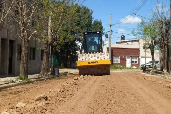 inicio-desmonte-asfaltado-avellaneda-vicente-lopez-planes-gualeguaychu Obreros municipales realizan tareas de desmonte en la calle Avellaneda de Gualeguaychú