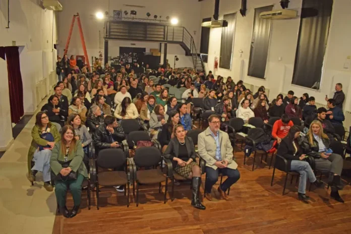Estudiantes y equipos de salud durante la Jornada Intersectorial de Salud Integral de las Adolescencias en La Vieja Usina