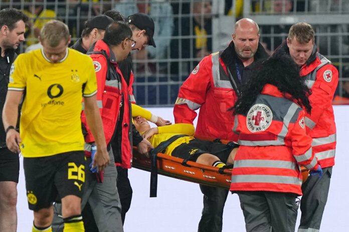Konstantinos Karetsas siendo asistido en el campo de juego durante el partido Borussia Dortmund vs Villarreal