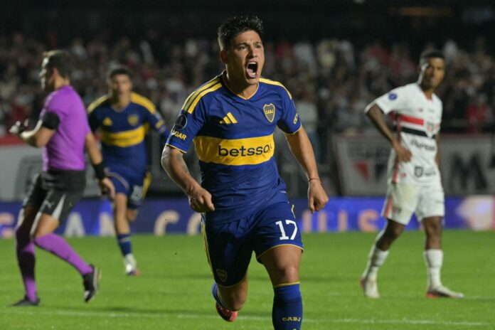 leandro-lozano-primer-gol-boca-morumbi-dedicatoria-juan-izquierdo-2 Leandro Lozano celebrando su gol con la camiseta de Boca Juniors en el estadio Morumbí